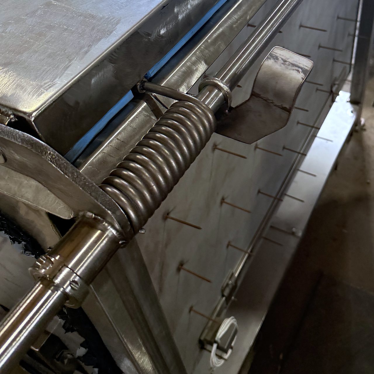 Stainless torsion spring wound on the WL4 lid hinge rod